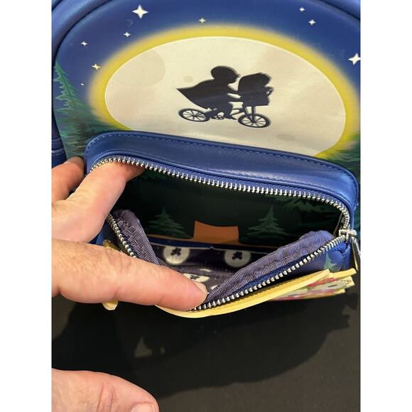 Universal E.T. The Extra-Terrestrial Loungefly Mini Backpack Glows in the Dark - Picture 7 of 13
